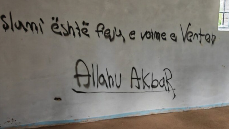 NIŠTA IM SVETO NIJE, SRPSKA SVETINJA PONOVO OSKRNAVLJENA! Vandali grafitima uništili crkvu Svete Trojice kod Peći, poruke verske mržnje svuda po zidovima!