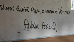 NIŠTA IM SVETO NIJE, SRPSKA SVETINJA PONOVO OSKRNAVLJENA! Vandali grafitima uništili crkvu Svete Trojice kod Peći, poruke verske mržnje svuda po zidovima!