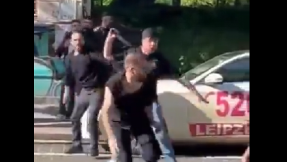 ČOVEK UDAREN MAČETOM U VRAT, PREBILI GA NA MRTVO IME! Policija traga za napadačima! (VIDEO)