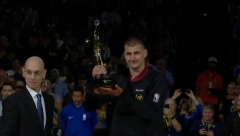 NJEGA OVO NE ZANIMA MNOGO Jokić dobio "Majkla Džordana", a njegov izraz lica je hit (VIDEO)