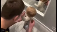 BEBA ODUŠEVLJENA POKLONOM Ponela ga kao prava mala dama, njena preslatka reakcija će vam ulepšati dan! (VIDEO)