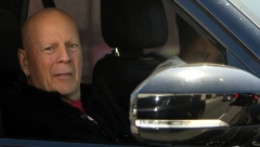 ĆERKA GA SLIKALA ZA USPOMENU Fotografija bolesnog Brusa Vilisa sa unukom je mnoge rasplakala