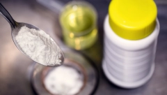 DELUJE BRZO I EFIKASNO Sipajte u kadu ovu moćnu mešavinu i za 10 minuta otpušite cevi