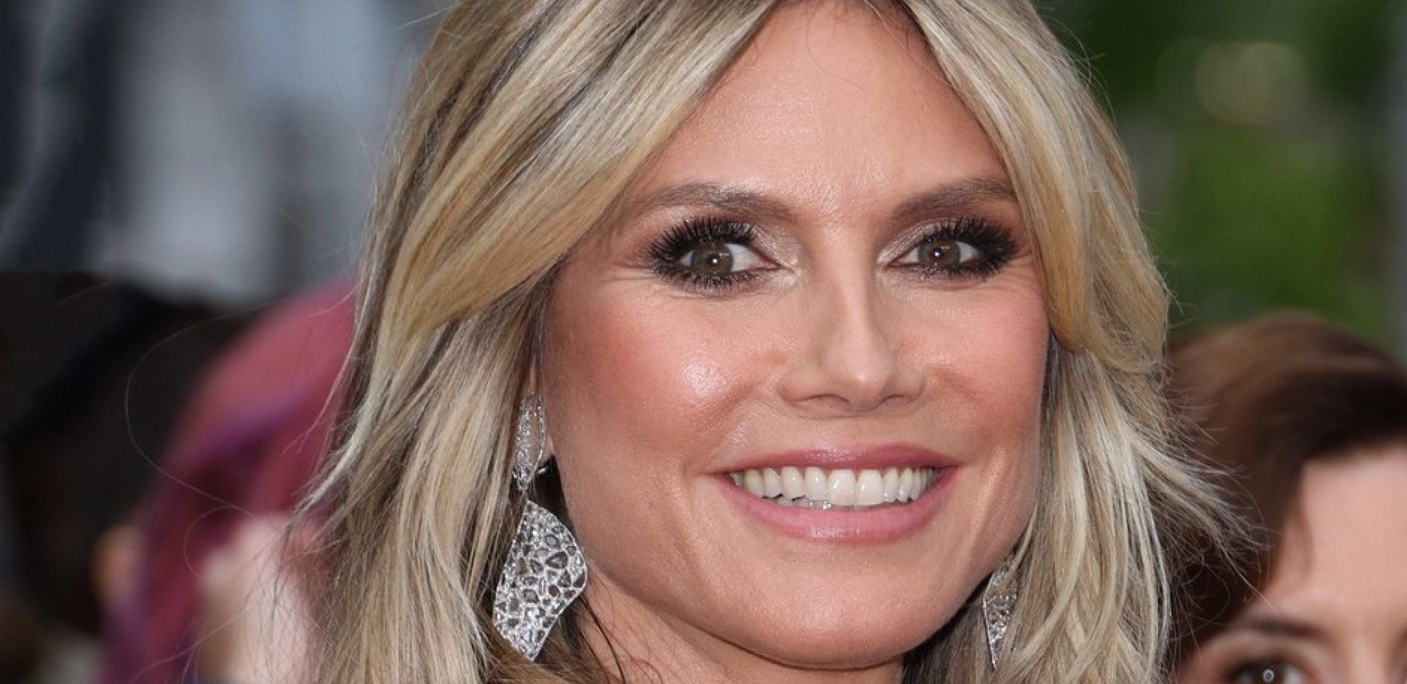 MANEKENKA ZA GODIŠNJICU BRAKA MUŽA POČASTILA TOPLESOM! Odvela ga na plažu, skinula se, pa noge digla uvis