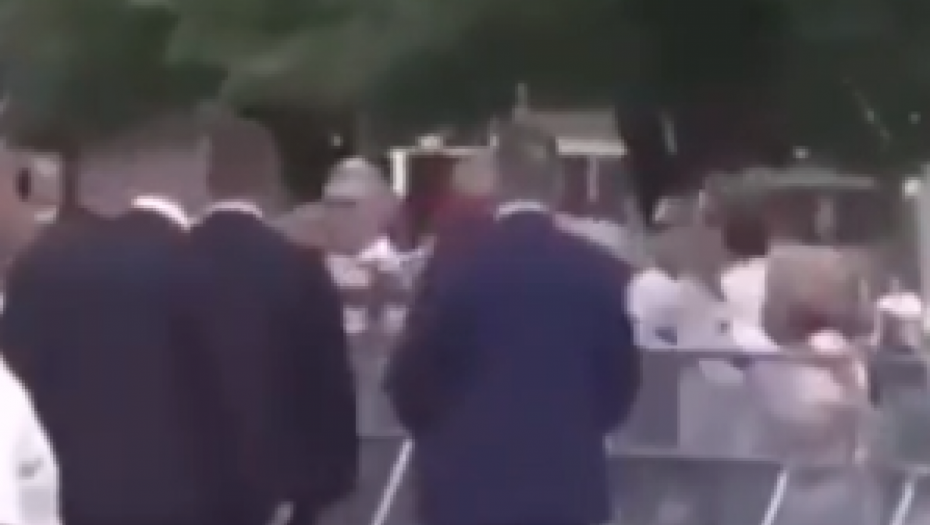 STRAVIČAN SNIMAK ATENTATA NA PREMIJERA KRUŽI MREŽAMA Fico prilazi okupljenom narodu,  odjednom se čuju pucnji (VIDEO)