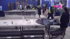 NENAD ALEKSIĆ NASRNUO NA UROŠA! Obezbeđenje hitno uletelo u Elitu, reper ga gađao hranom, jezive scene!