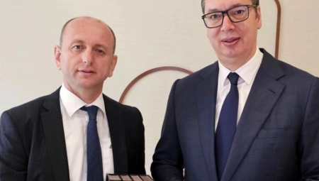 "ALI NE ZA KUĆNU BIBLIOTEKU VEĆ ZA UJEDINJENE NACIJE": Milan Knežević predsednika Vučića darivao delima Njegoša uz moćnu poruku
