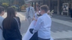 NEĆETE MOĆI DA NE ZAPLAČETE Emotivna scena ispred opštine, đaci udali razrednu, pa joj priredili iznenađenje (VIDEO)