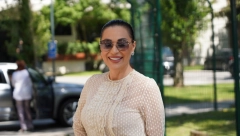 HIT SNIMAK CECE RAŽNATOVIĆ! Pevačica zaglavljena u koloni, izašla iz automobila, pa na ulici radi vežbe!