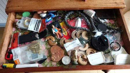 ,,POSTOJI LI OBJAŠNJENJE ZA OVO?'' Žena ne zna šta je snašlo, otvorila fioku svog supruga i zaledila se od šoka!