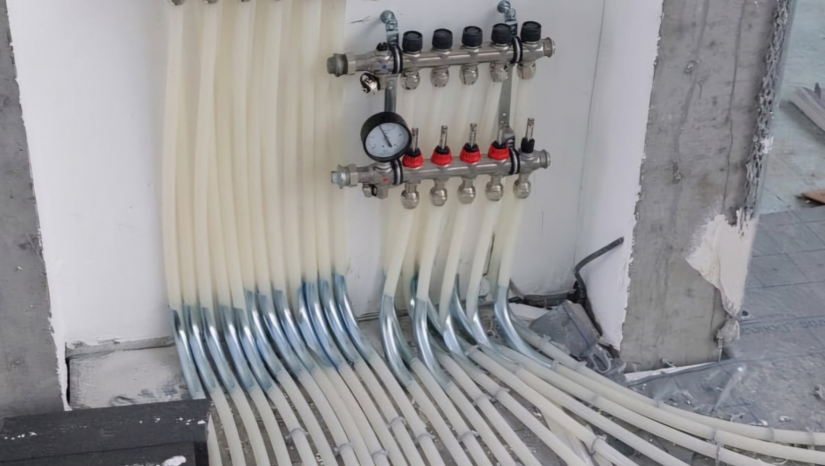 SRBI SU ZALUĐENI NOVIM TRENDOM, ALI O OVIM STVARIMA MORATE VODITI RAČUNA! Stručnjaci upozorili na najčešće GREŠKE prilikom instalacije podnog grejanja! (FOTO)