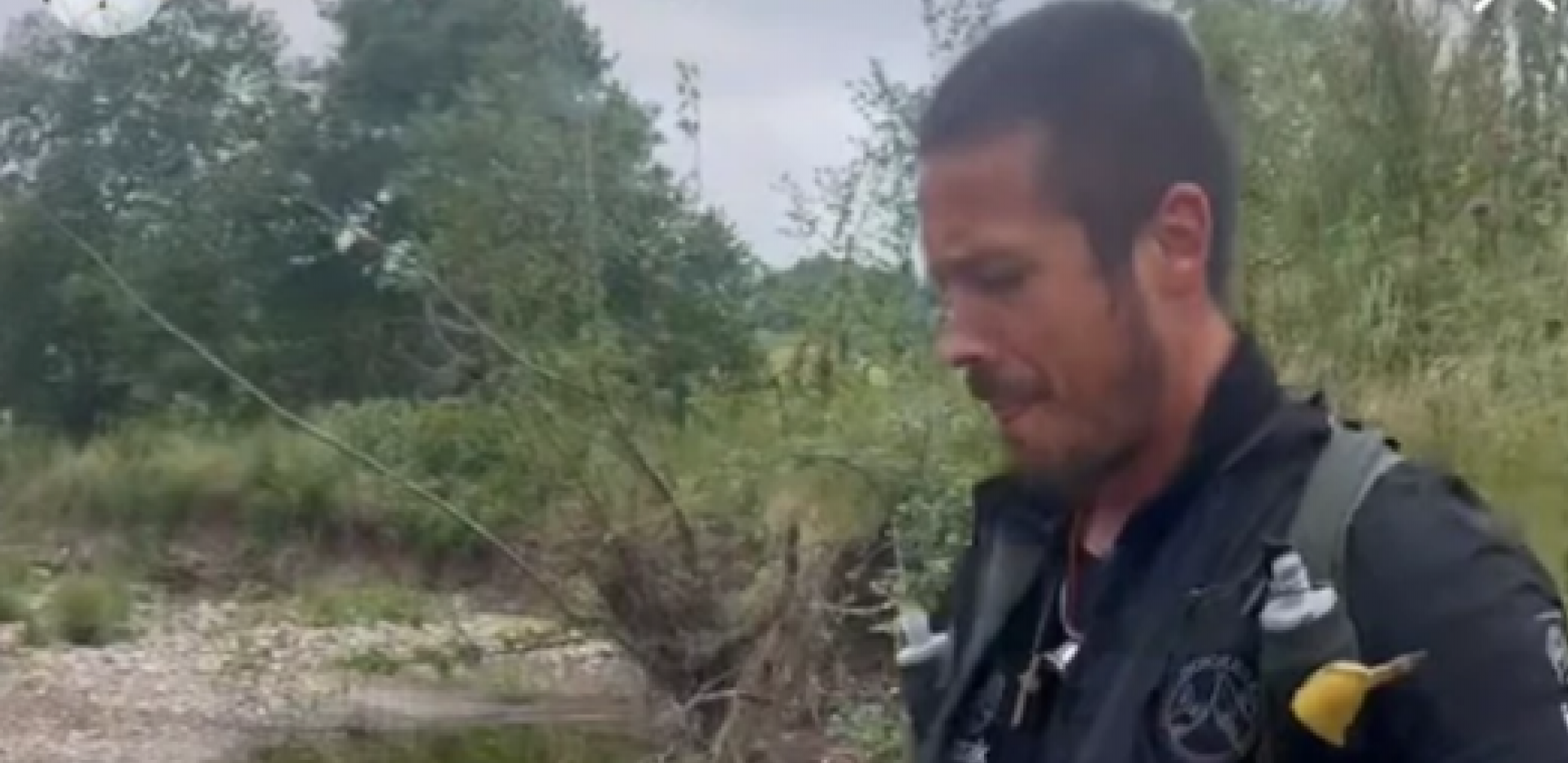 NIKOLA ROKVIĆ PEŠAČI KROZ ŠUMU U KOJOJ IMA VUKOVA! Nakon što je doživeo napad na hodočašću, pevač naišao na nove muke