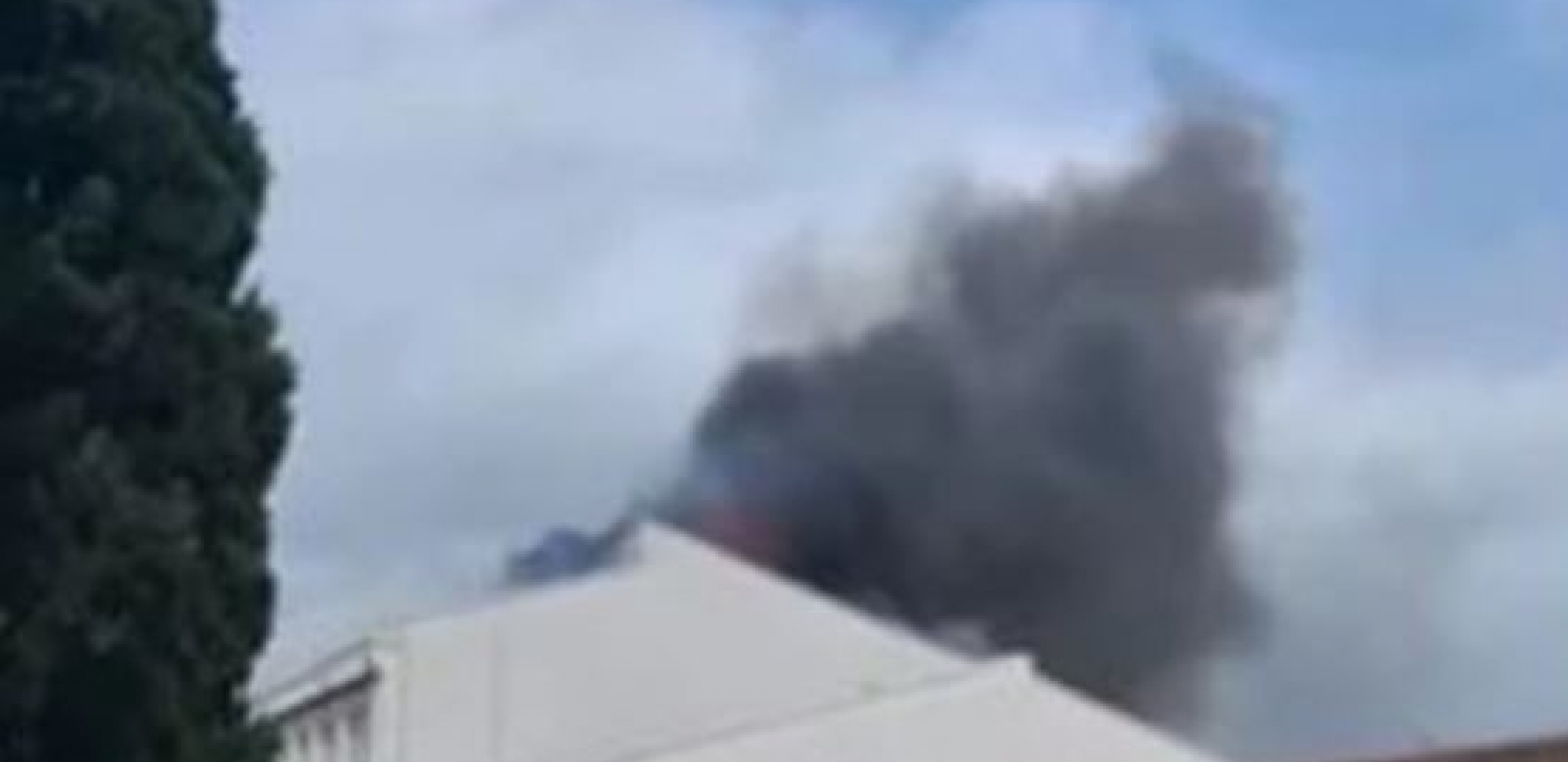 MATURANTI ZAPALILI ŠKOLU TOKOM PROSLAVE Gust dim kulja iz OŠ u Donjoj Gorici, đaci evakuisani (VIDEO)