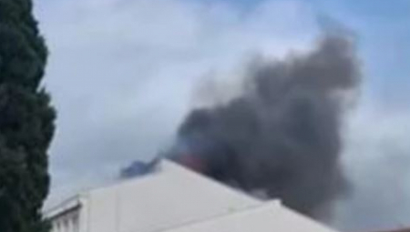 MATURANTI ZAPALILI ŠKOLU TOKOM PROSLAVE Gust dim kulja iz OŠ u Donjoj Gorici, đaci evakuisani (VIDEO)