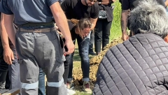 SAHRANJEN MUŽ NAŠE PEVAČICE Ona ne može da stoji na nogama, drže je da ne padne