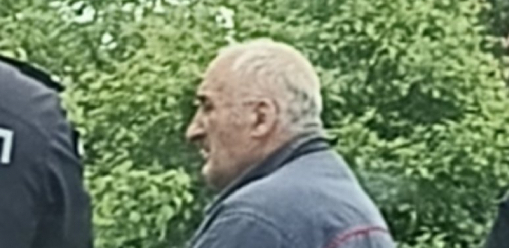 EVO KAKO SADA IZGLEDA OTAC GLAVNOOSUMNJIČENOG ZA UBISTVO DANKE ILIĆ Rade prisustvovao Svetlaninoj sahrani i zapalio sveću! (FOTO)