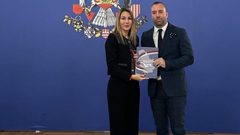 STIŽU SREDSTVA ZA ENERGETSKU SANACIJU DOMAĆINSTAVA Nikola Jelenković potpisao ugovor