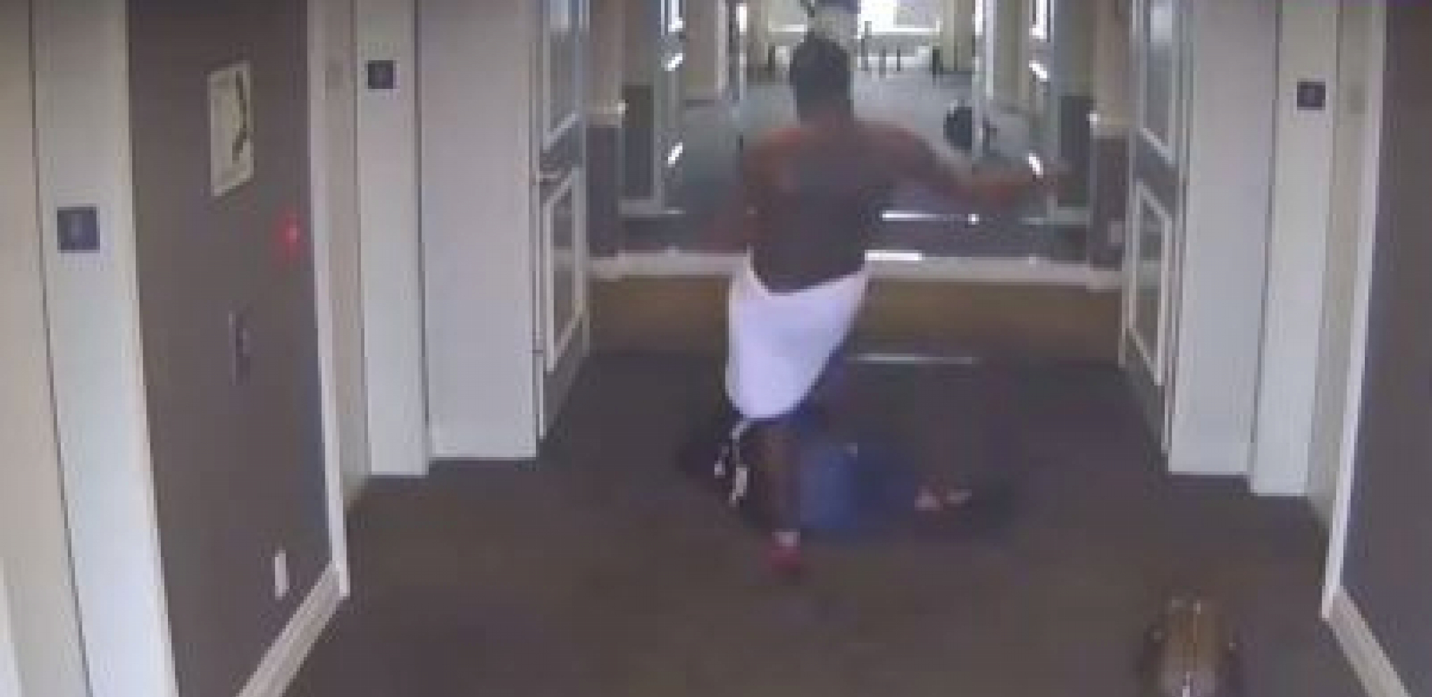 BACIO JE NA POD I ŠUTIRAO U GLAVU Reper se brutalno iživljavao nad bivšom devojkom, pojavio se jeziv snimak