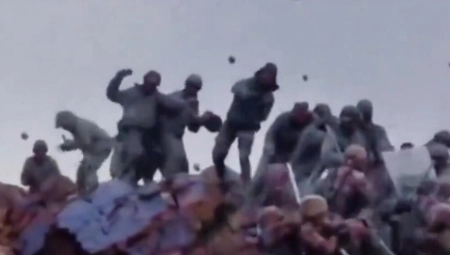 ŠOK SNIMAK OBRAČUNA KINESKIH I INDIJSKIH VOJNIKA - KAMENJEM! Pogledajte kako NUKLEARNE SILE rešavaju probleme na spornoj granici (VIDEO)