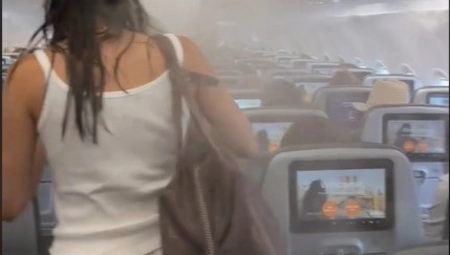DRAMA U AVIONU, PLJUŠTI NA SVE STRANE Putnici ostali zabezeknuti i mokri tokom 4 sata leta! (VIDEO)