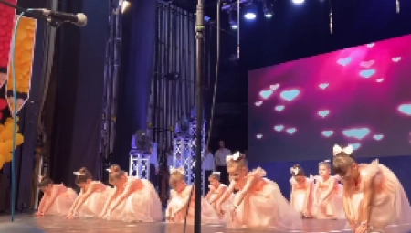 TATE ZAPLESALE SA ĆERKAMA Baletska tačka devojčica ganula publiku do suza, ovo je nešto nalepše što ćete videti danas