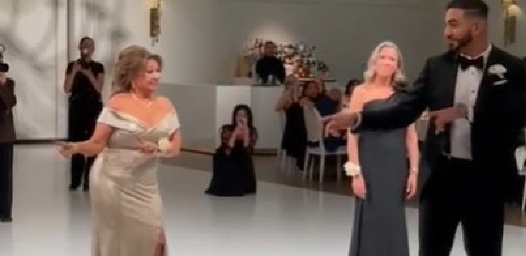 PERFORMANS MLADOŽENJE RASPAMETIO GOSTE NA SVADBI Svi sada žele ovakvog muža! (VIDEO)