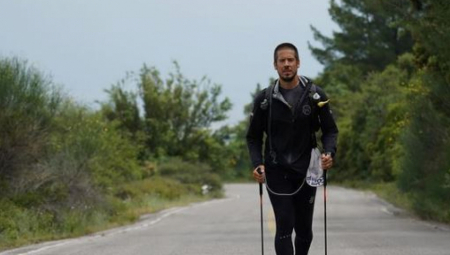 NIKOLA ROKVIĆ SE OSUŠIO Pevač izgubio veliki broj kilograma tokom pešačenja do Grčke, izgleda potpuno drugačije