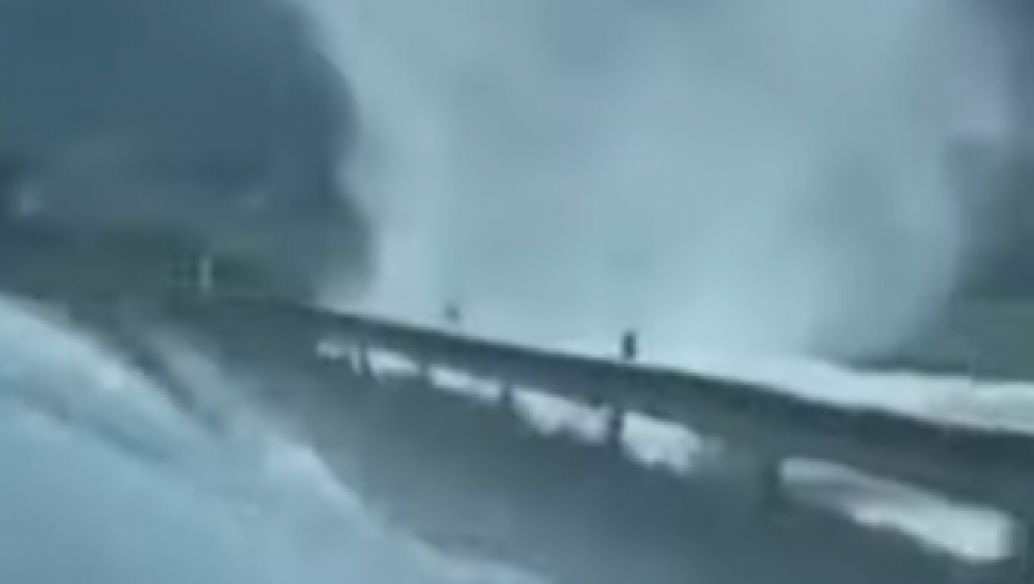 TORNADO U ČEŠKOJ Jaka oluja podigla trambolinu sa zemlje, kamenje bacala svuda (VIDEO)