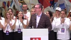 "VELIKE SILE NAM STAVLJAJU JARAM OKO VRATA, BORIĆU SE ZA NAŠU ZEMLJU!" Vučić održao istorijski govor na izbornom skupu u Novom Sadu (FOTO/VIDEO)