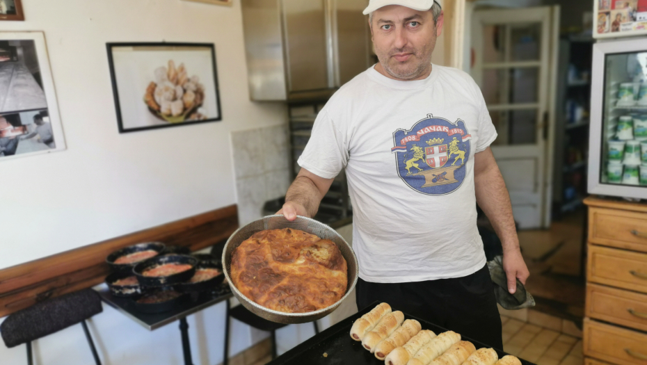 LJUBOJE NAPRAVI SKORO 100 TEPSIJA BUREKA U SMENI On je vrhunski majstor svog zanata, ustaje u 3 ujutru (FOTO)