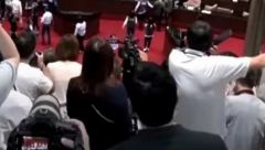 OPŠTA TUČA U PARLAMENTU, NE ZNA SE KO KOGA BIJE KRVNIČKI! Poslanici zadobili PRELOME i potrese mozga