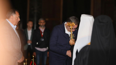 OPOZICIONE NOVINE VUČIĆU NAJVIŠE ZAMERAJU ŠTO VOLI SVOJ NAROD I POŠTUJE SVOJU CRKVU!