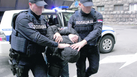 POKUŠALI DA IZNUDE 10.000 EVRA Troje uhapšeno jer su  koristili i silu