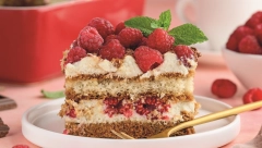 TORTA SA MALINAMA Raskošna i neodoljiva poslastica za sva vremena i prilike, a miriše na ljubav