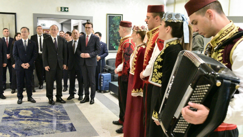 DELEGACIJA IZ PEKINGA DOPUTOVALA U BEOGRAD! Doček na aerodromu uz pesmu ''Ovo je Srbija'' (FOTO)