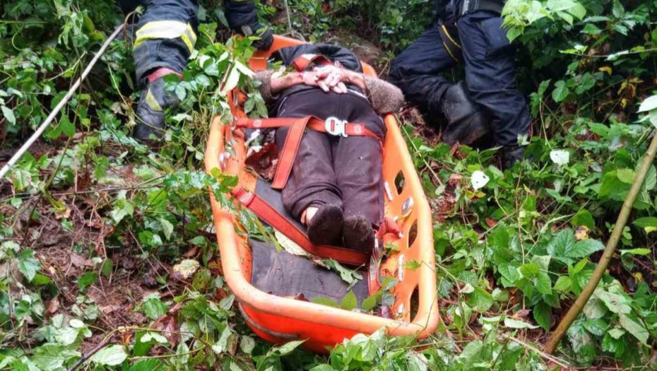 ŽENA PALA NIZ LITICU VISOKU 50 METARA Prve slike spasavanja žene kod Mionice