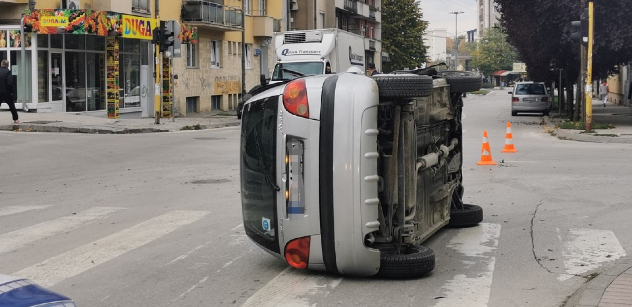 AUTOMOBIL PREŠAO PREKO OTVORENE ŠAHTE, PA ZAVRŠIO NA BOKU Na svu sreću, nema povređenih (FOTO)