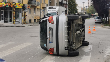 AUTOMOBIL PREŠAO PREKO OTVORENE ŠAHTE, PA ZAVRŠIO NA BOKU Na svu sreću, nema povređenih (FOTO)