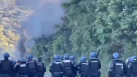 DEMONSTRANTI I DALJE BLOKIRAJU PUTEVE, STIGLO HILJADU POLICAJACA! Stanje haotično, aerodrom zatvoren zbog nereda! (VIDEO)