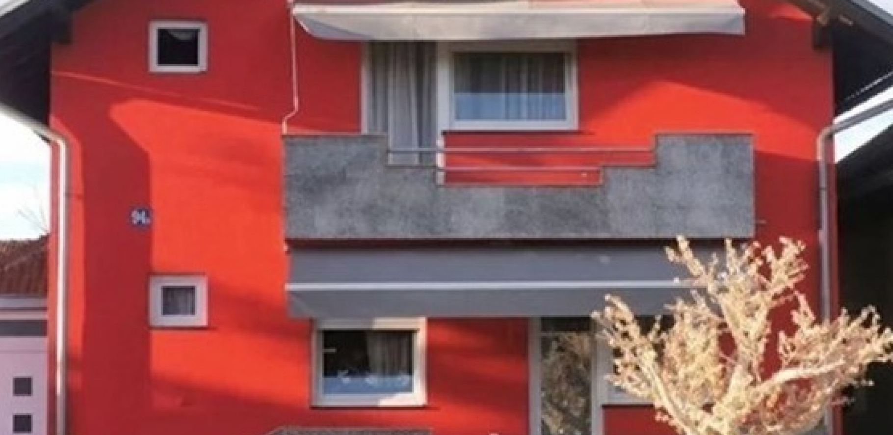 LJUDI ZASTAJU ISPRED KAPIJE I KRSTE SE Kuća iz Srbije postala hit na mrežama zbog bizarnih detalja, ovo morati videti
