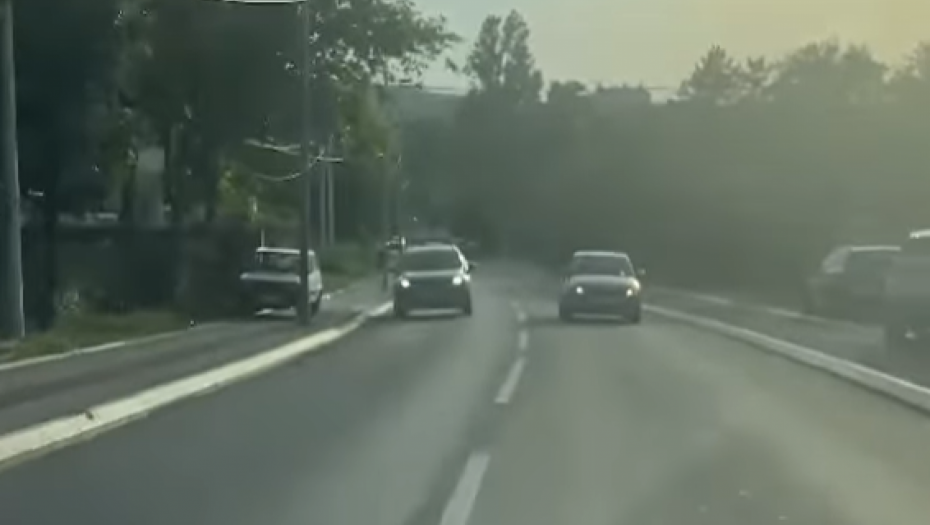 DOBRO POGLEDAJTE, VOZI U RIKVERC Novi snimak "lude" vožnje beogradskim ulicama, kvar ili bahatost (VIDEO)