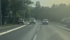 DOBRO POGLEDAJTE, VOZI U RIKVERC Novi snimak "lude" vožnje beogradskim ulicama, kvar ili bahatost (VIDEO)