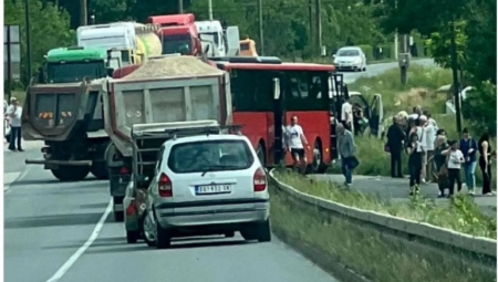MAJCI JOŠ NISU SAOPŠTILI DA JOJ JE POGINUO SIN Porodica nastradalog vozača autobusa na licu mesta, srecaparajuć prizor!