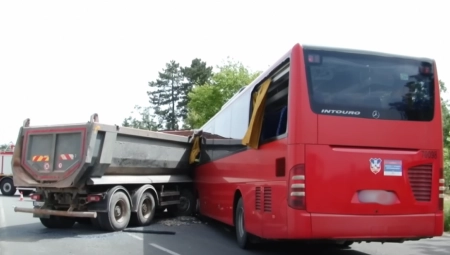 KAMIONOM ISEKAO PREDNJI DEO AUTOBUSA Vatrogasci pokušavaju da izvuku povređene, novi snimak udesa kod Obrenovca (VIDEO)