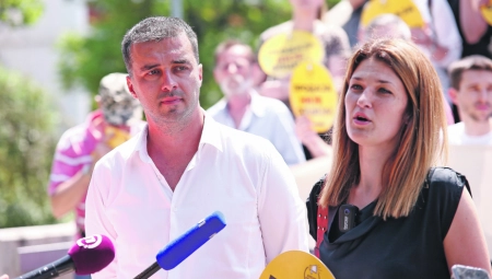 KOD MANOJLOVIĆA ŽENA FANTOM PRVA NA IZBORNOJ LISTI Savo optužuje vlast za ono što, u stvari, rade on i Kreni-Promeni