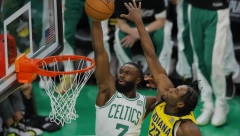 BOSTON SE VRATIO SA IVICE AMBISA Junak Holidej šokirao Indijanu, Seltiksi na korak do finala