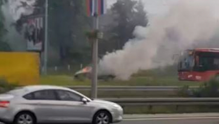 VATRA GUTA AUTOMOBIL KOD GENEKSA! Strašne scene na autoputu na Novom Beogradu! (VIDEO)