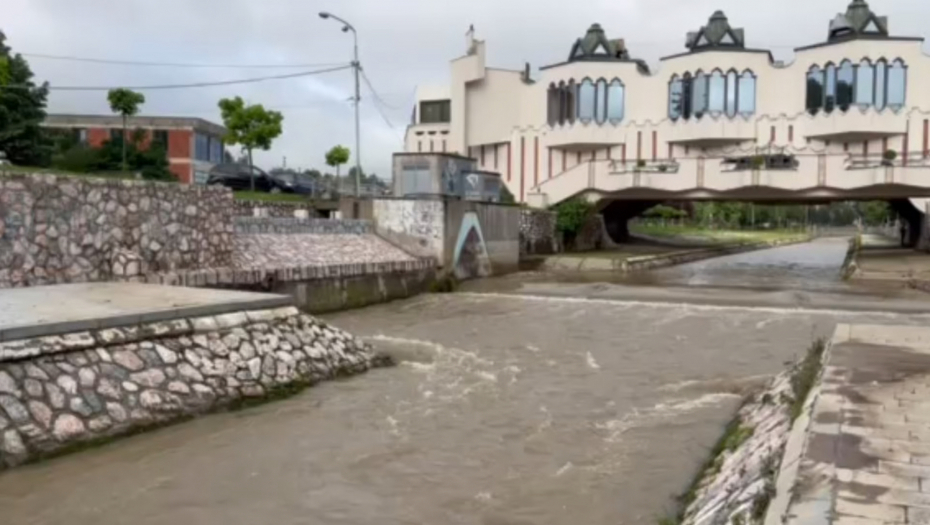 POPLAVE U NOVOM PAZARU UNIŠTILE DELOVE PUTA! Zbog nevremena juče proglašena vanredna situacija, meštani iscrpljeni: ''Čitavu noć smo na nogama...''