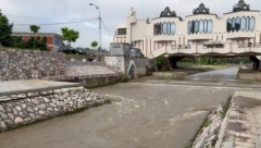 POPLAVE U NOVOM PAZARU UNIŠTILE DELOVE PUTA! Zbog nevremena juče proglašena vanredna situacija, meštani iscrpljeni: ''Čitavu noć smo na nogama...''
