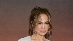 DŽEJ LO PROŠETALA BEZ GRUDNJAKA Dok svi pričaju da se razvodi, ona u haljini koja jedva pokriva intimne delove izgleda bolje nego ikada